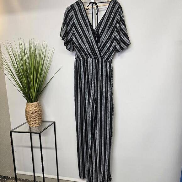 Xhilaration Black and White Striped Women's Jumpsuit XL - Picture 1 of 8